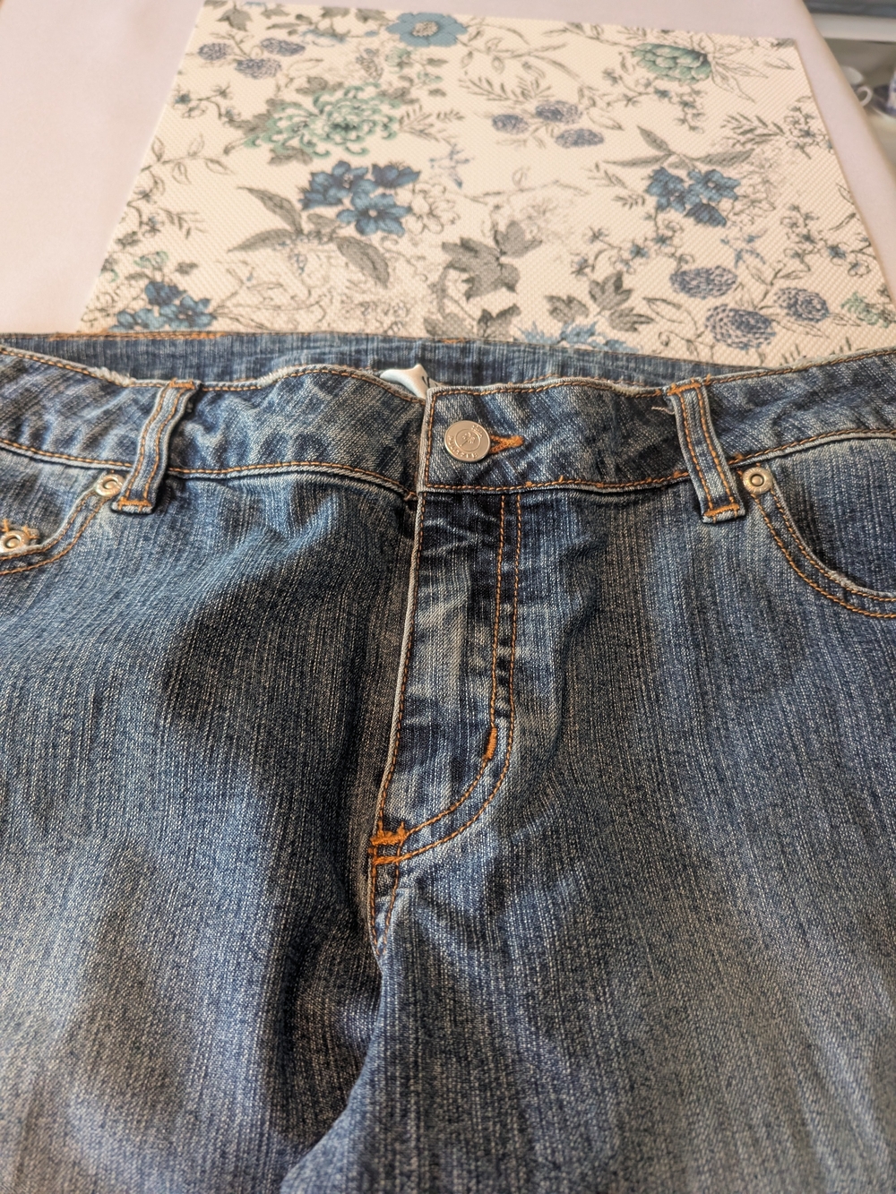 Lilly Pulitzer Wide-Leg Cropped Jeans With Designer Scalloped Hem - Picture 4 of 7